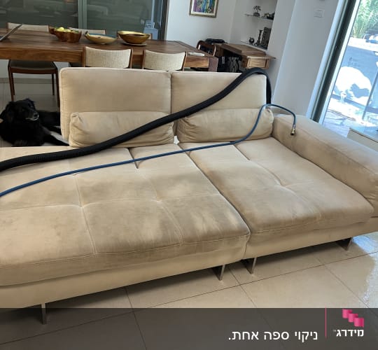 ספה עם צינור ניקוי בחדר מגורים